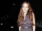 Sem calcinha? Lindsay Lohan usa vestido com fenda e mostra demais
