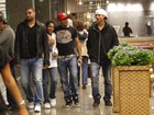 Adriano passeia com amigos em shopping 
