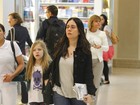 Alessandra Negrini circula por aeroporto no Rio com a filha