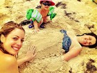 Rafaella Justus brinca na areia em praia nas Bahamas 