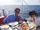 Em lua de mel, Luma Costa toma café da manhã em alto-mar