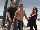 Sem camisa, Colin Farrell vai a praia, cachoeira e toma água de coco no Rio