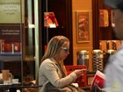 Vestida, 'Peladona de Congonhas' toma café em aeroporto