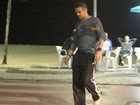 Colin Farrell caminha descalço pela orla carioca