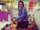 Ex-BBB Laisa se diverte em loja de brinquedos e posta no Twitter