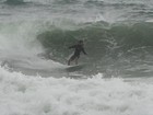 Cauã Reymond surfa no Rio