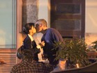 Ana Lima ganha beijo do namorado durante jantar