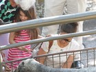 Suri Cruise vai a zoológico com a mãe em Nova York