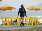 Ellen Jabour caminha com seu cachorrinho na orla do Rio