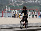 Toda encasacada, Aparecida Petrowky pedala pela orla do Rio