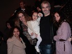 Daniela Mercury vai com a família ao teatro em São Paulo