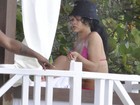 Rihanna fuma cigarrinho suspeito e relaxa em Barbados