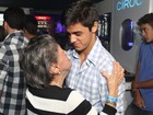 Felipe Simas comemora estreia de peça dançando com bisavó em boate