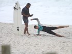Cauã Reymond aproveita o sábado para surfar no Rio