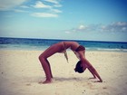 Thaila Ayala mostra elasticidade em praia: 'Acrobacia para começar o dia'
