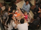 Fernanda Rodrigues janta com a filha e amigos no Rio