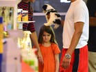 Tadinha! Katie Holmes nega cãozinho à filha, que chora em pet shop