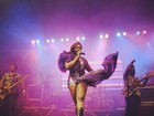 Gaby Amarantos exibe pernões em show no Amapá