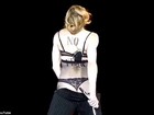 Madonna mostra o seio e o bumbum em show em Paris