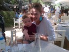 Fofo! Letícia Birkheuer posa com o filho João Guilherme em Saint Tropez