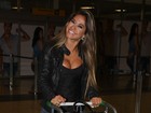 Mesmo no frio, Mayra Cardi abusa do decote em aeroporto de São Paulo