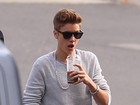 Em viagem à Australia, Justin Bieber dá 'ajeitadinha' indiscreta