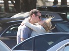 Naomi Watts e o marido se beijam em estacionamento de Saint Tropez
