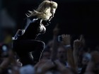 Madonna abusa no decote e quase mostra demais em show em Londres