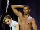 Madonna apalpa 'partes' do namorado dançarino durante show