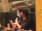 Alinne Moraes janta com o namorado no Rio