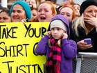 Justin Bieber causa histeria na Austrália e menininha tapa os ouvidos