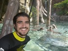 De férias, Caio Castro posa em parque aquático dos Estados Unidos