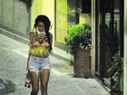 Rihanna posta foto andando na rua e descalça