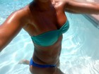 De biquíni, ex-Spice Girl Mel B posta foto se bronzeando na piscina