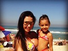Gracyanne Barbosa posa com menina no colo e brinca: 'Minha filha'