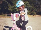 Filha de Jessica Alba aprende a andar de bicicleta