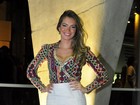 Ex-BBB Fani usa roupa decotada e curtinha para ir a festa no Rio
