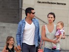 Jessica Alba passeia com filhas e marido em Beverly Hills