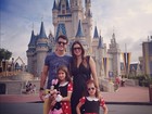 Rodrigo Faro curte passeio com a mulher e as filhas na Disney