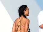 Oops! Rihanna ajeita o biquíni durante folga em balneário na França