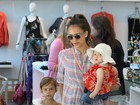 Com as filhas, Jessica Alba aproveita o dia para fazer compras