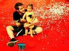 Ex-BBB Max sai sozinho com a filha após vitória judicial: 'Só quero ser pai'