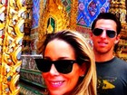 Dani Winits posa com o namorado durante passeio na Tailândia