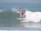 Rodrigo Hilbert surfa na Prainha