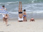 O sessentão Evandro Mesquita fica de cabeça para baixo na praia 