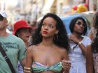 Com visual descontraído, Rihanna causa tumulto em tarde de compras