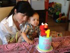 Selma Blair comemora primeiro ano do filho com dois bolos