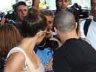 Jennifer Lopez e o namorado se irritam com paparazzi em NY