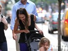 Filha de Jessica Alba leva susto com cachorro em passeio por Nova York