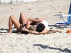 Adriana e Rodrigão têm tarde de romance na praia